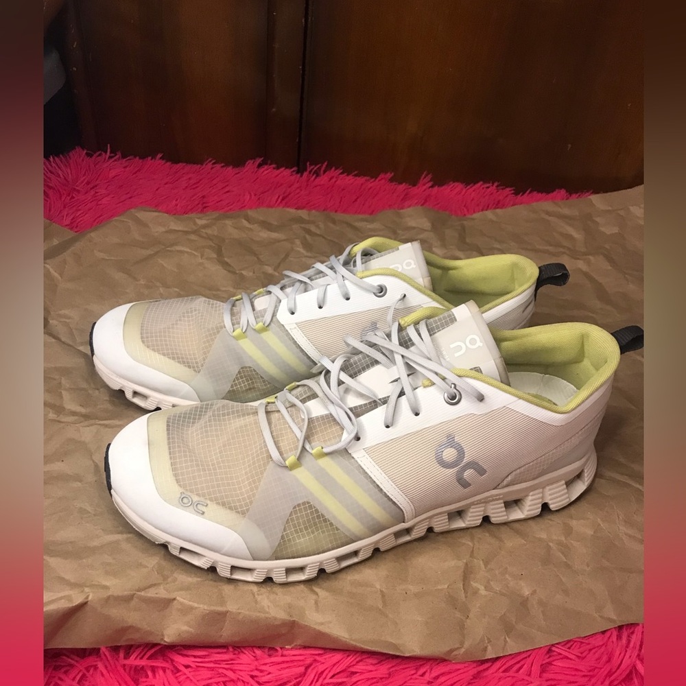 On cloud running shoe